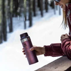 Thermosbeker Stanley The Trigger Action Travel Mug Wine 0,25L 16 Thermosbeker Stanley The Trigger Action Travel Mug Wine 0,25L -Avontuur Verkoop 4 Stanley20 20The20Trigger Action20Travel20Mug20 20Lifestyle20Images20 209