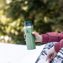 Thermosbeker Stanley Classic Trigger Action Mug 2.0 Hammertone Green 0,47L -Avontuur Verkoop Stanley20 20The20Trigger Action20Travel20Mug20 20Lifestyle20Images20 2013